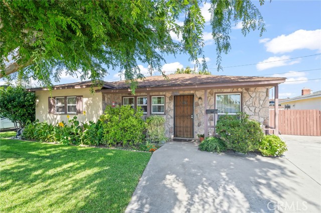 Property photo of 2553 W West Glenoaks Avenue