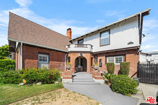 Property photo of 858 Westchester PL