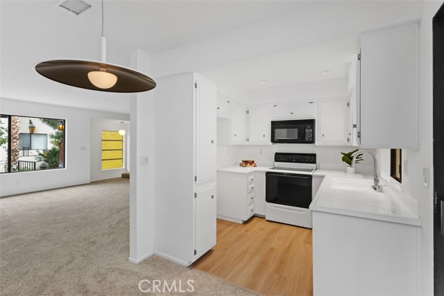 Photo of 400 S Flower St