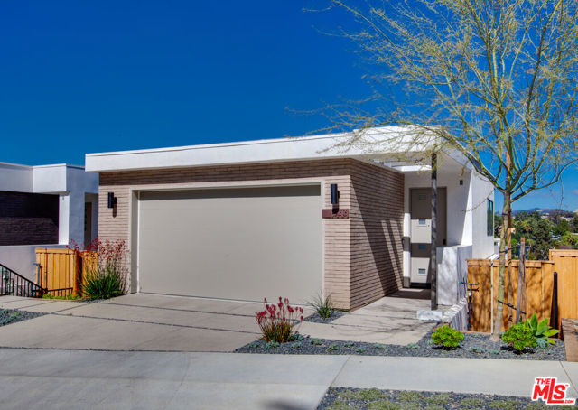 Property photo of 1633 N Bruce CT