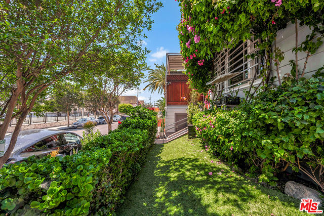 Property photo of 461 N St Andrews PL