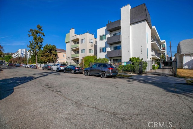 Property photo of 1748 N Kenmore AV