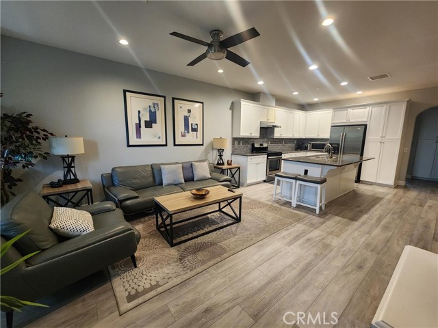 Photo of 634 S Melrose