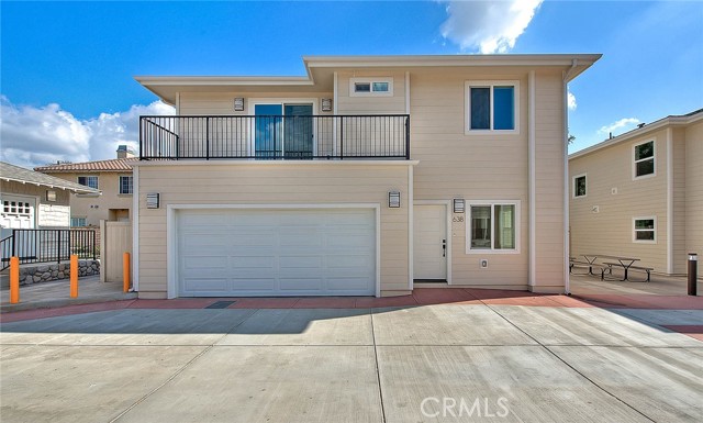 Photo of 646 W Grand Av