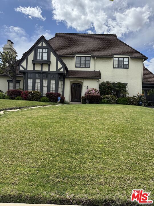 Property photo of 157 N Las Palmas AV