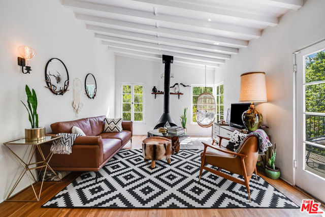 Property photo of 1205 N Beverly Glen BL