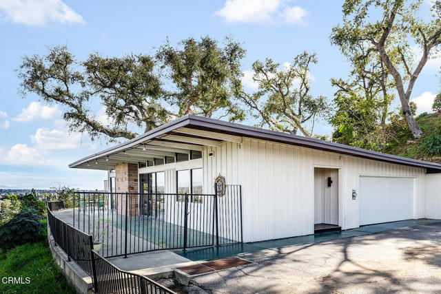 Property photo of 877 Hillcrest DR