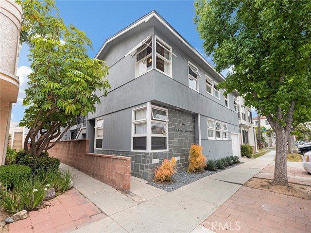 Property photo of 933 E 1st ST