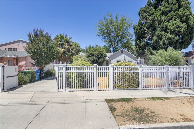 Property photo of 14835 Kittridge ST