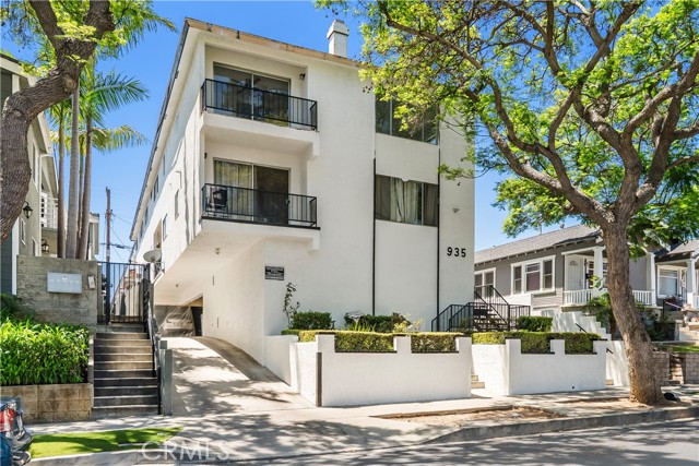 Property photo of 935 W 10th ST