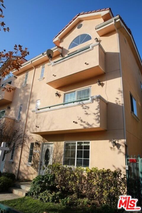 Property photo of 821 S Gramercy PL