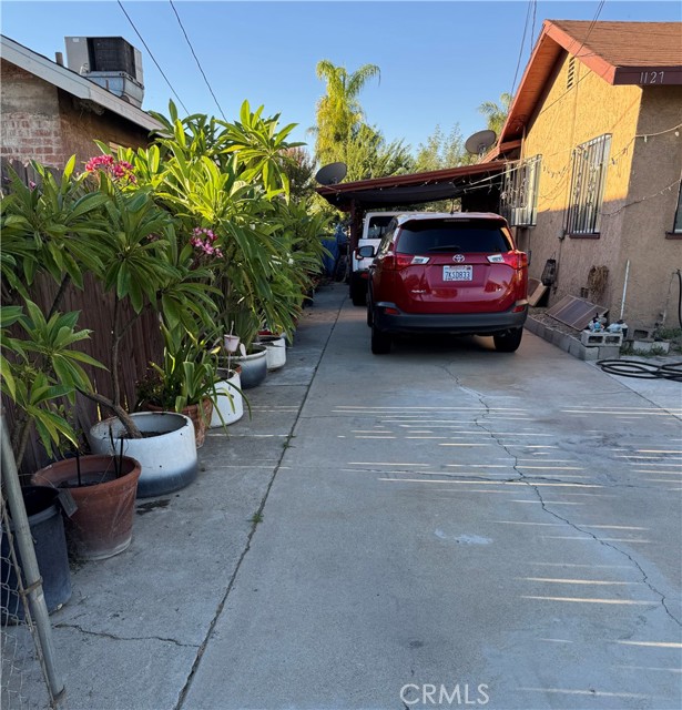 Property photo of 1127 W Victoria ST