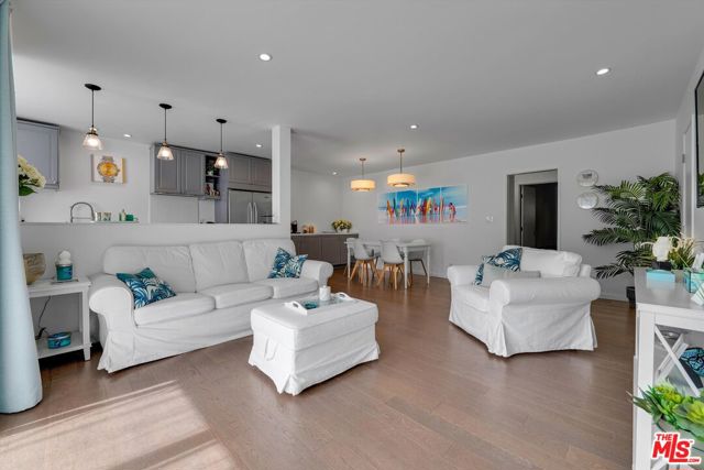 Photo of 1233 N Laurel Av