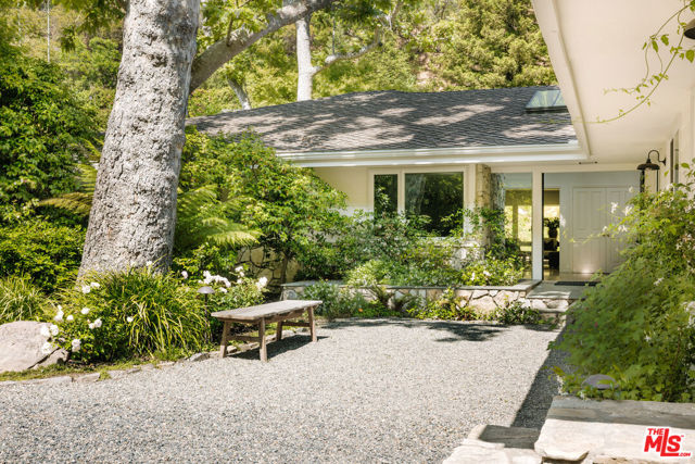 Property photo of 2610 Mandeville Canyon RD