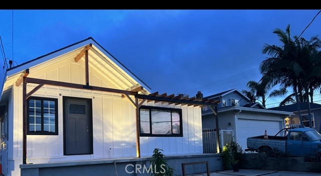 Property photo of 883 W Crestwood ST
