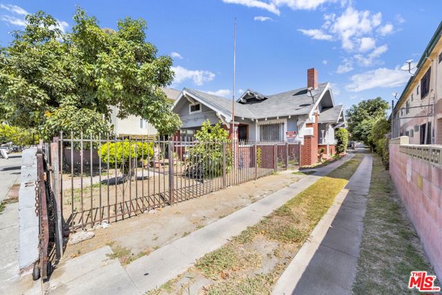 Property photo of 1215 W 39th PL