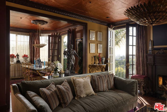 Property photo of 960 N Doheny DR