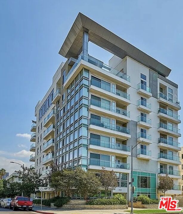 Property photo of 702 S Serrano AV