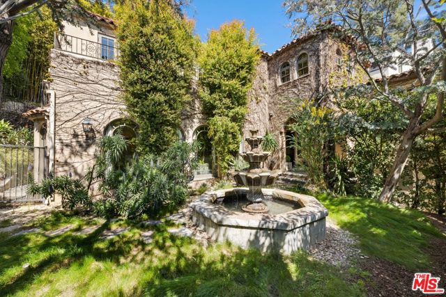 Property photo of 3300 N Knoll DR