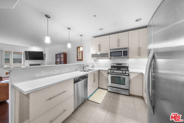 Property photo of 733 S Manhattan PL
