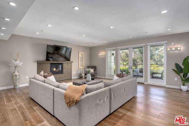 Property photo of 441 S Barrington AV