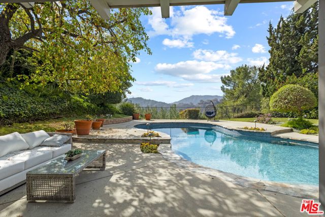 Property photo of 2501 La Condesa DR