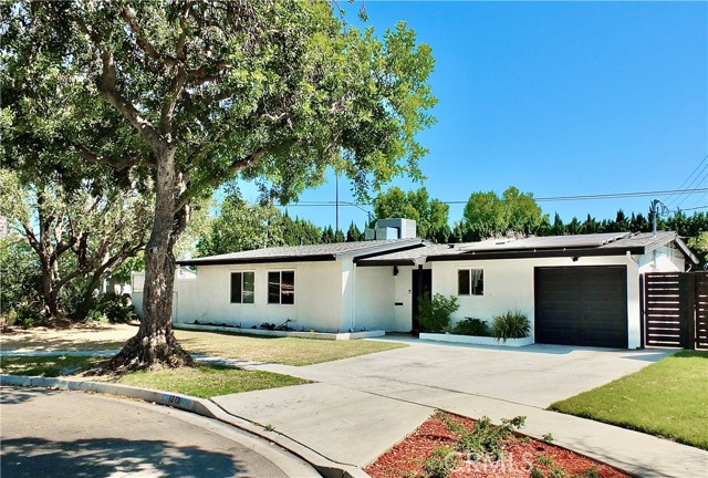 Property photo of 1213 N Studebaker RD