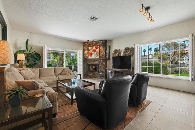 Property photo of 618 Vista Lago CR