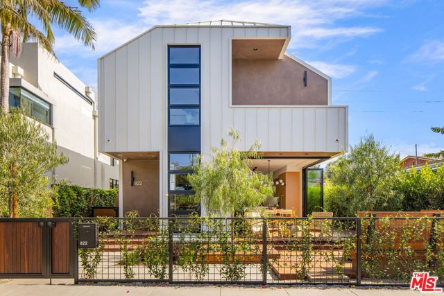 Property photo of 822 Superba AV