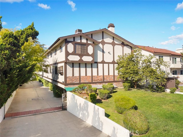 Property photo of 825 W Duarte RD