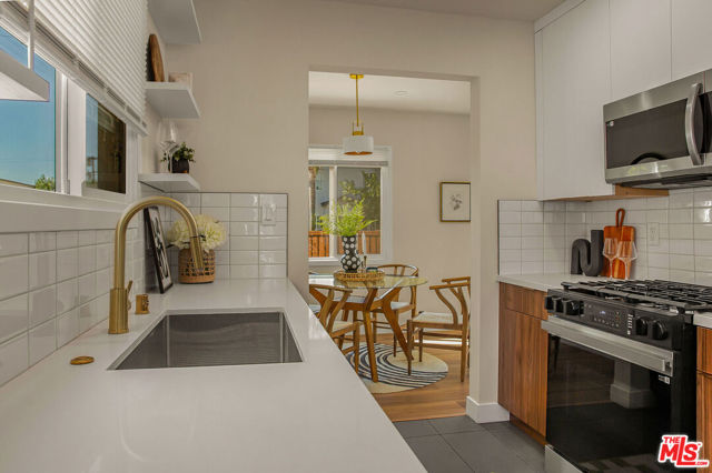 Property photo of 2046 S Burnside AV