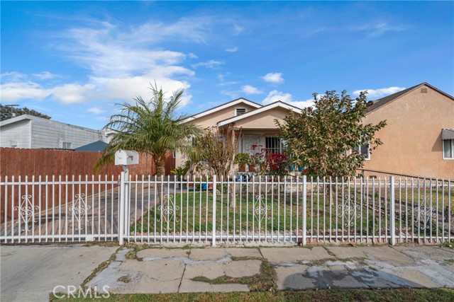Property photo of 915 E 112th ST