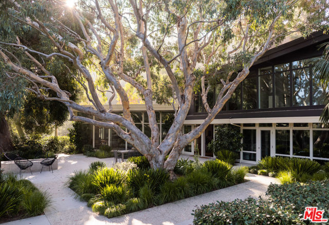 Property photo of 2179 Mandeville Canyon RD