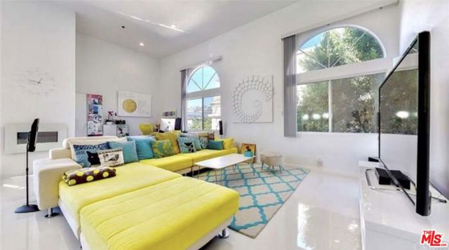 Property photo of 840 N Croft AV