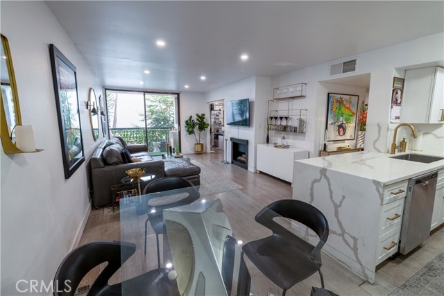 Photo of 906 Doheny Dr