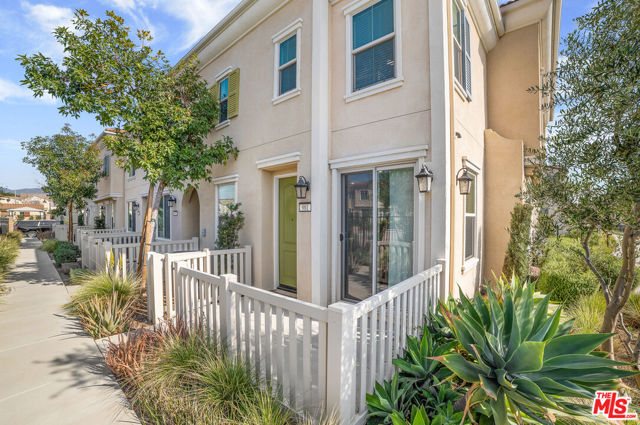 Photo of 981 W Clover Av