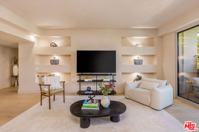 Property photo of 818 N Doheny DR