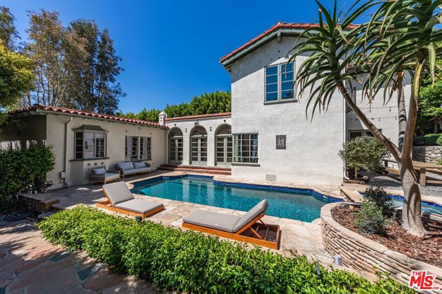 Property photo of 1136 N Doheny DR