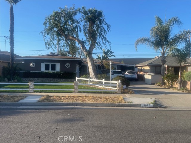 Property photo of 1429 E Rosewood AV