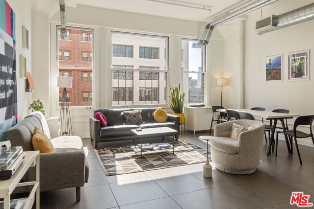 Property photo of 939 S Broadway