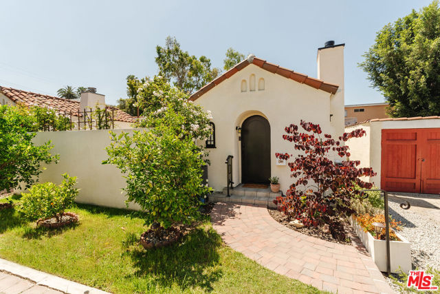 Property photo of 922 N Serrano AV