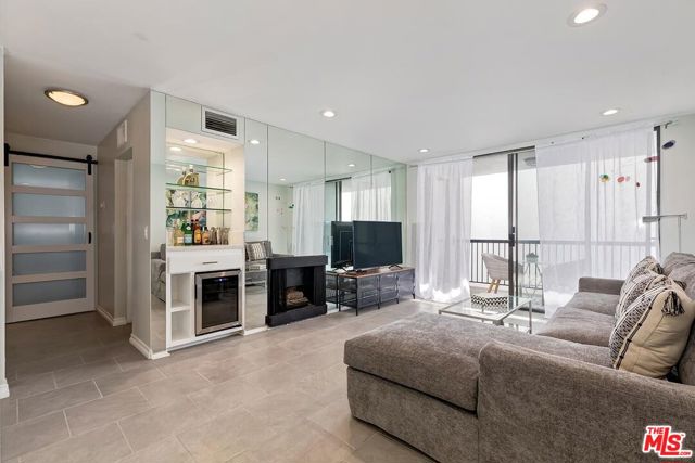Property photo of 906 N Doheny DR