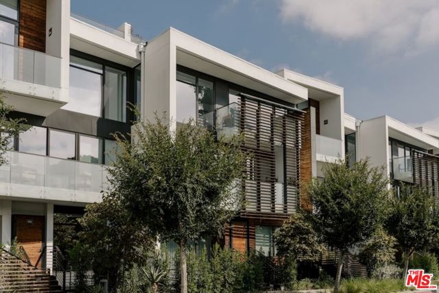 Property photo of 702 N Doheny DR