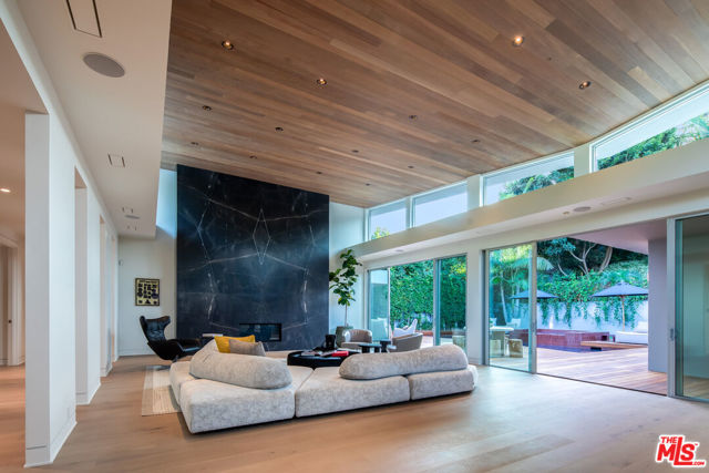 Property photo of 1003 N BEVERLY DR