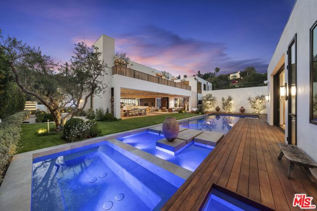 Property photo of 1307 N Doheny DR