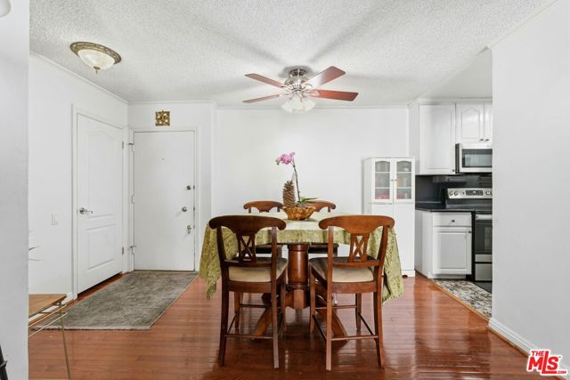 Photo of 5460 White Oak Av