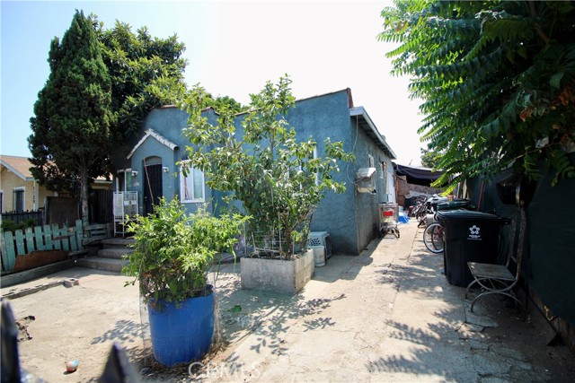 Property photo of 1124 E 76th PL