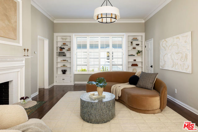 Property photo of 118 N Flores ST