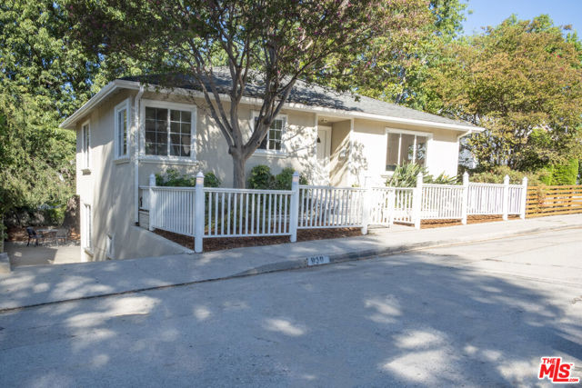 Property photo of 939 Cresthaven DR