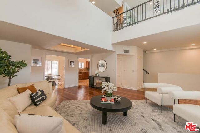 Property photo of 1747 S Barrington AV